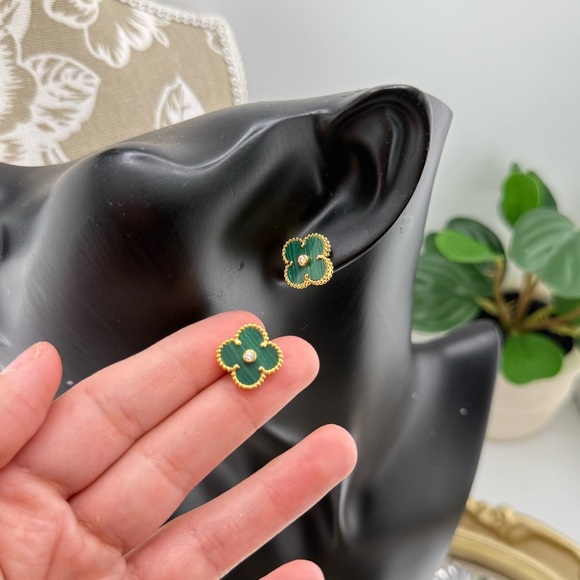 Lucky Alhambra Clover Earrings with Logo – Sterling Silver & Green Stone - Picture 7 of 7